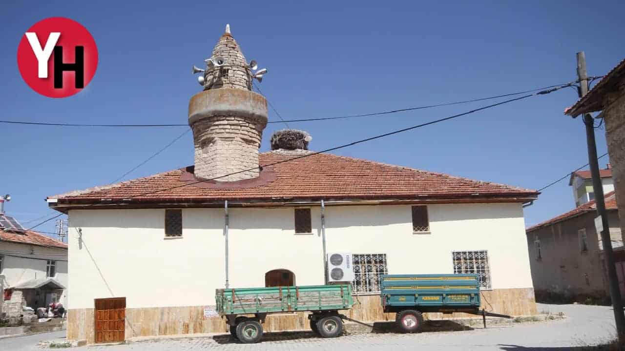 658 yıllık cami güdük minaresiyle dikkat çekiyor