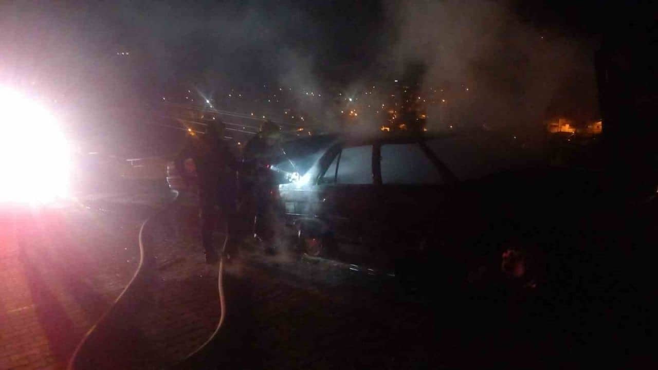 Muğla’da Park Halindeki Araç Alevler İçinde Kaldı: Sebebi Henüz Bilinmiyor