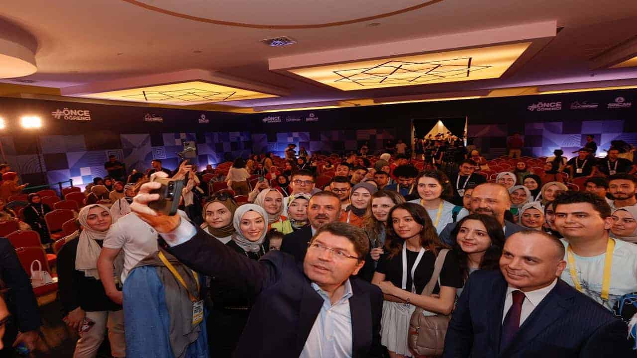adalet-bakani-tunc-ankarada-ogrencilerle-bulustu.jpg