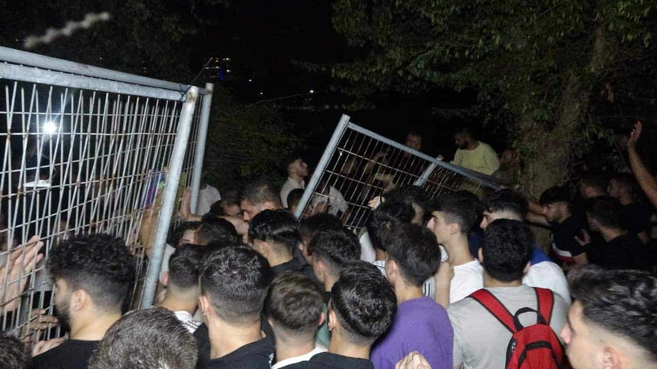 Adana Çukurova Rock Festivali’nde Gençler Bariyerleri Aşarak Festival Alanına Girdi