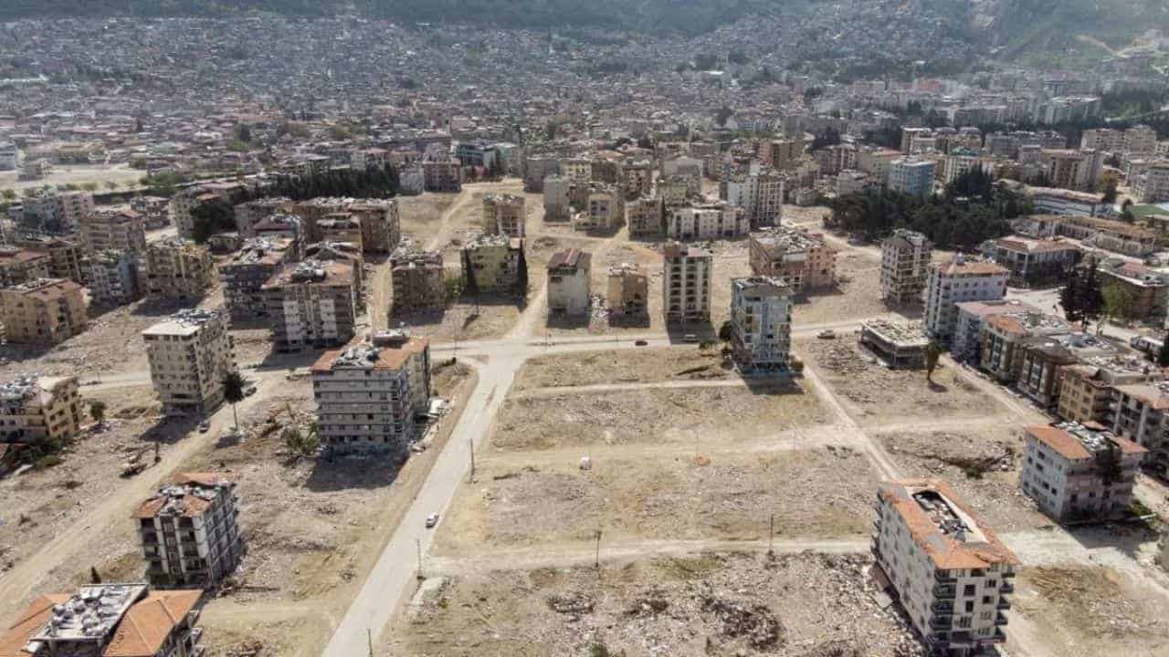 Enkazlar kalktı, binaların yerini boş meydanlar aldı