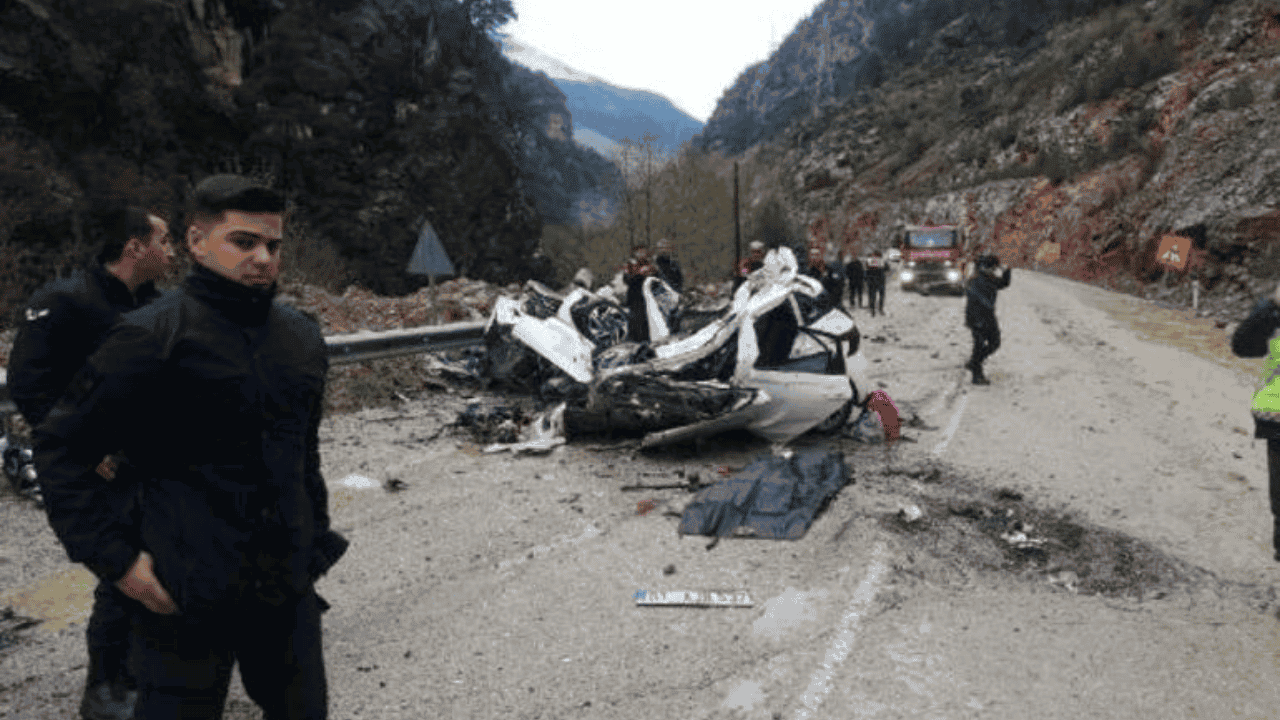 Otomobilin üzerine kaya devrildi… 4 öğretmen yaşamını yitirdi!