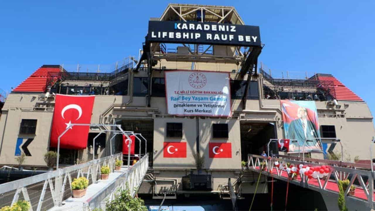 Öğrenciler, sınavlara Rauf Bey Gemisi’nde hazırlanıyor