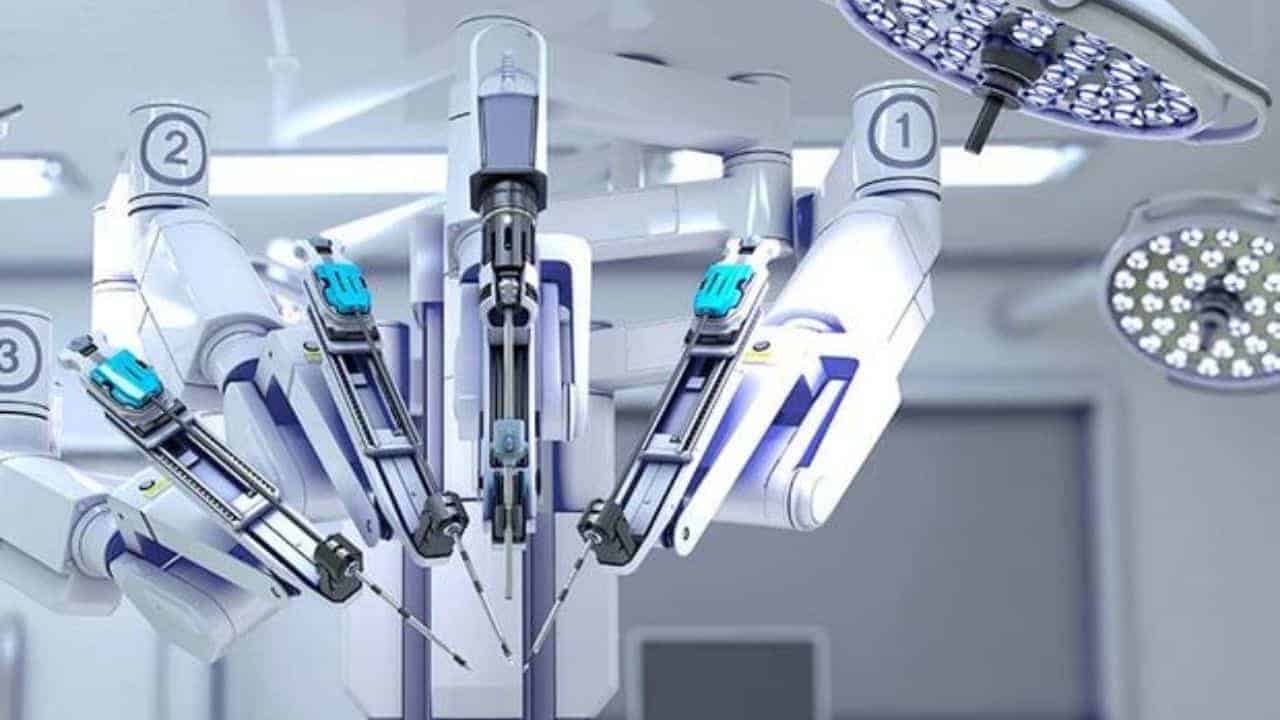 Organ nakli bekleyenlere robotun kollarından gelen umut
