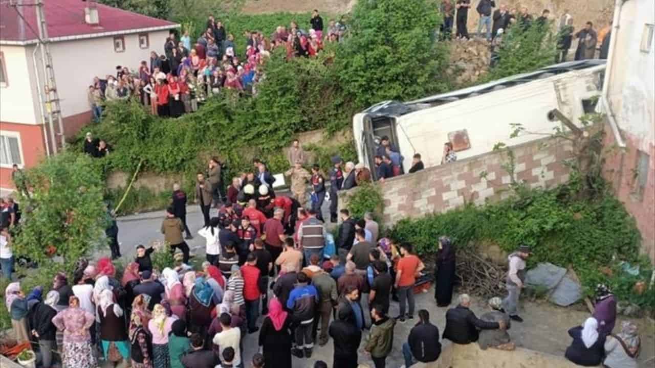 Trabzon’da feci kaza! Belediye otobüsü şarampole devrildi: 4 ölü 21 yaralı