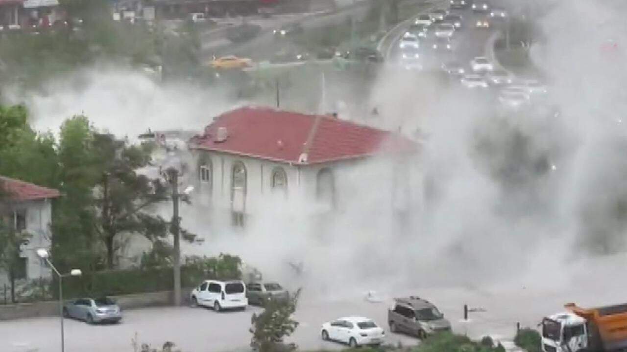 Ankara’da fırtına etkili oldu, cami minareleri yıkıldı
