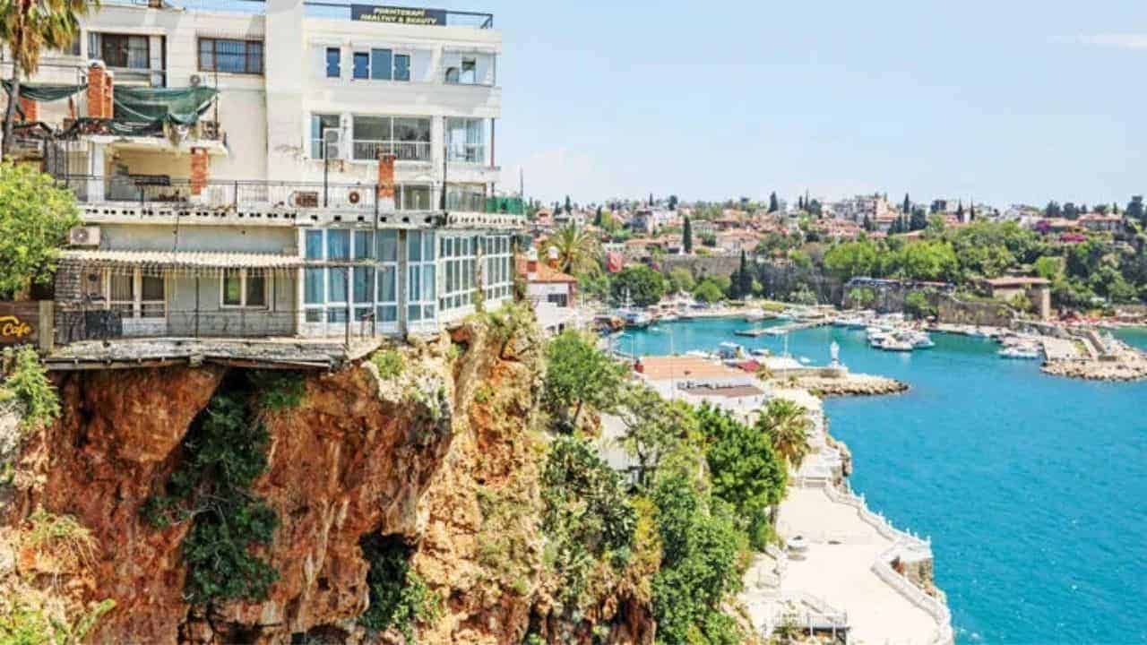 Falezlerin üzerinde bulunan, altında mağara