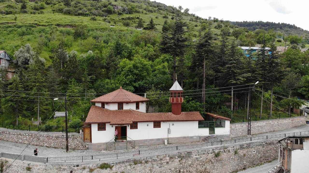 Babasının vasiyetiyle caminin çevresini güzelleştiriyor