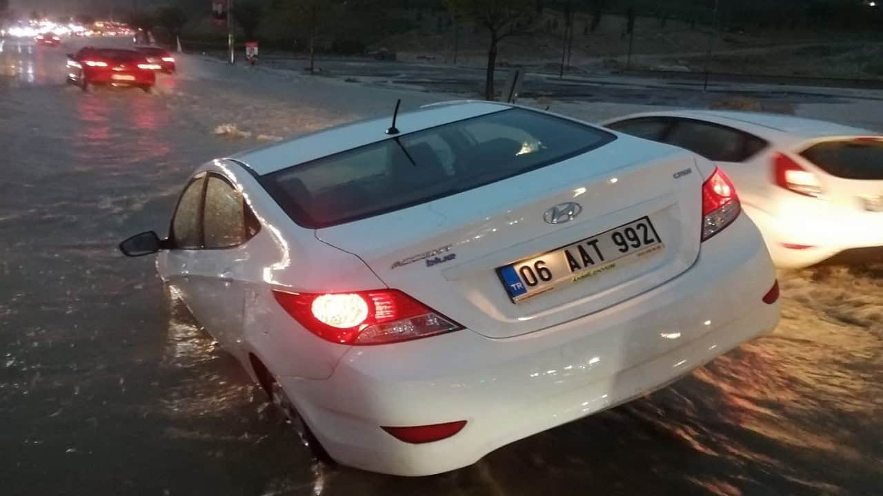 Yağmurda kanalizasyona sürüklenen otomobilin hurdası çıkarıldı