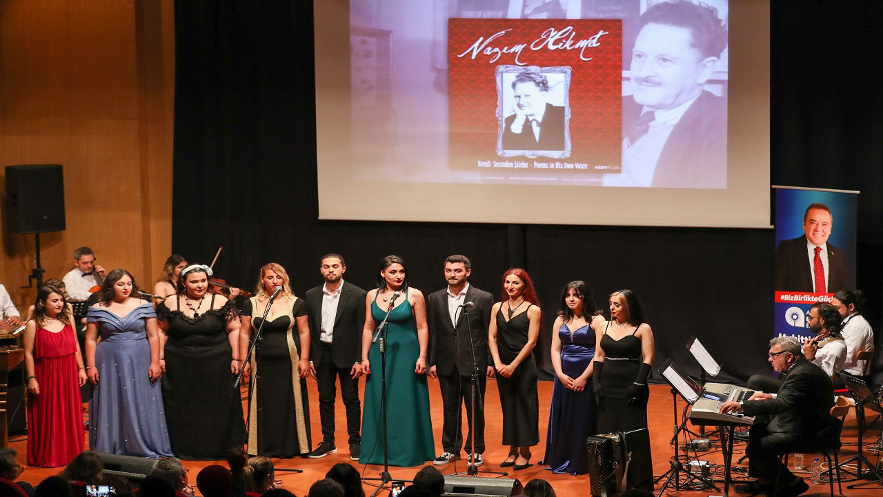 Konserde orkestrada yer alan müzik öğretmenine sürpriz evlilik teklifi