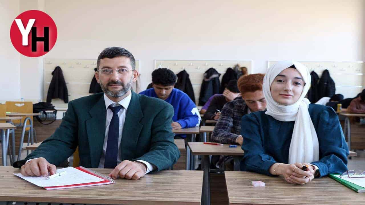 Baba ve kızı aynı sınıfta üniversite okuyor