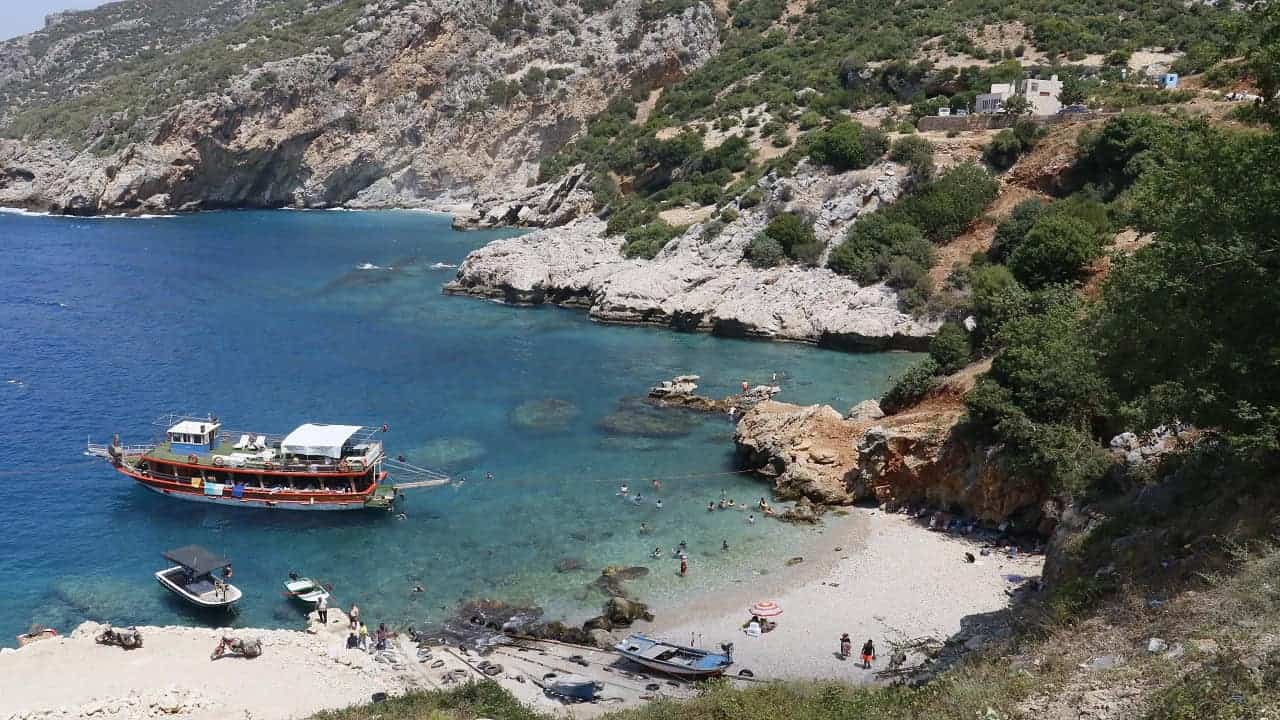 Bir Dönem Korsanların Gizlendiği. Gizli Cennet Karamağara Hayranlıkla Karşılıyor