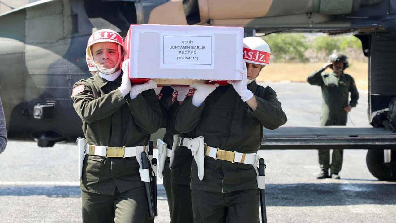 Bitlis Şehidinin Anısına Türk Bayrağı Dalgalanıyor