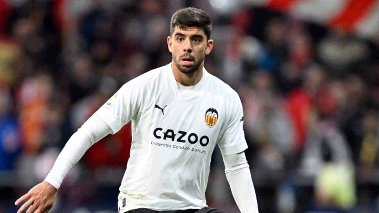 Milli Futbolcu Cenk Özkacar, Valencia’da Vazgeçilmez Olmak İstiyor!
