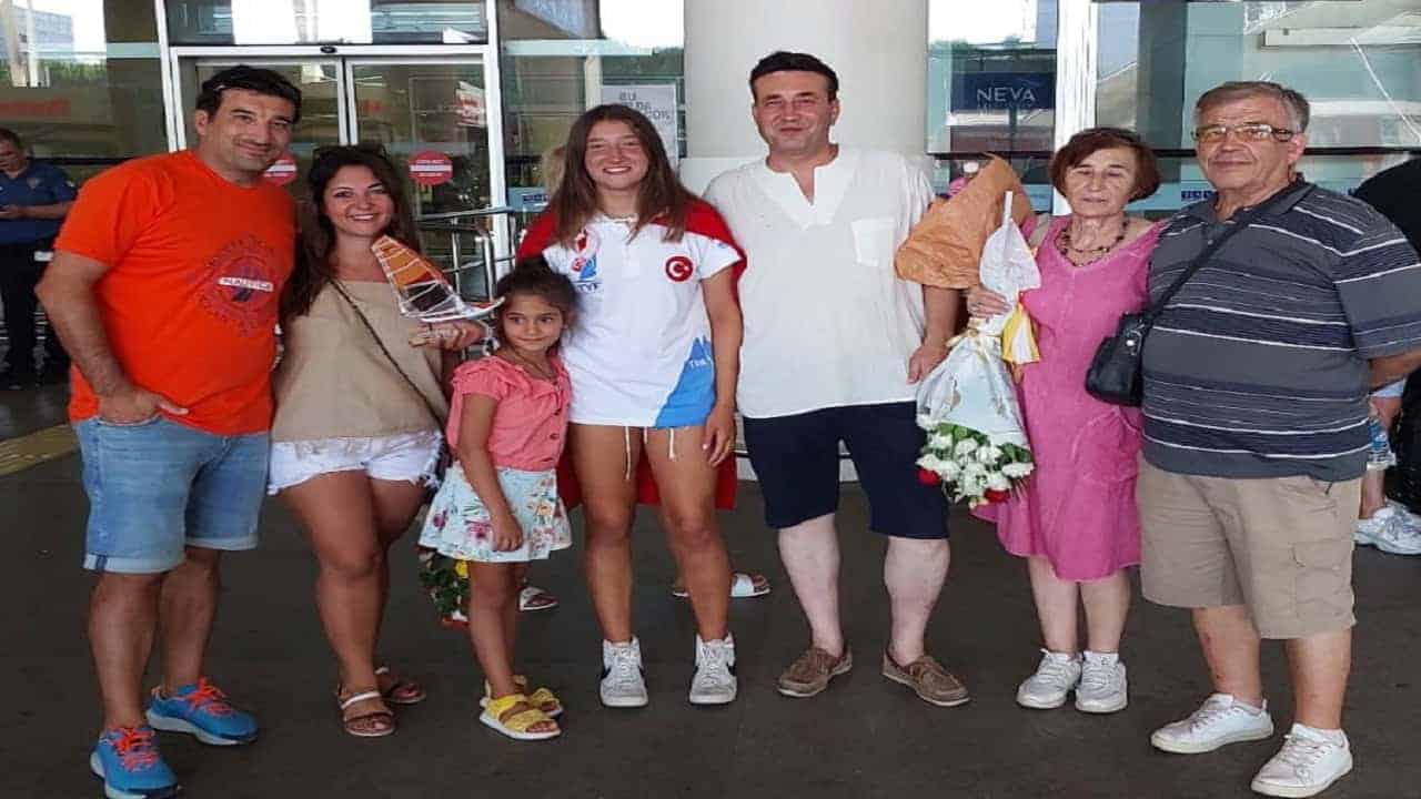 Dünya Şampiyonu Defne, Memleketi Buldan’ı Gururlandırdı: Zaferin İhtişamı!