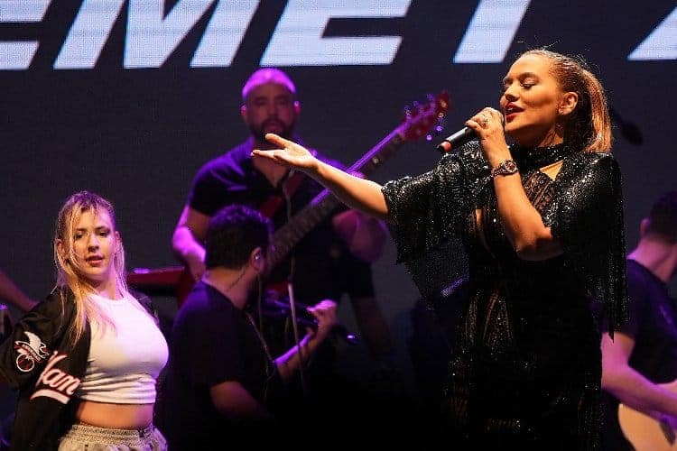 Demet Akalın Mersin Meydanı’nda ‘rekor’ kırdı!