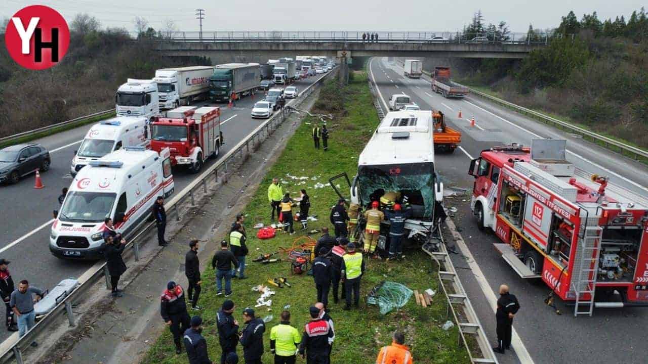 Düzce’de Yolcu Otobüsü Tırla Çarpıştı 1’i Ağır 15 Yaralı!