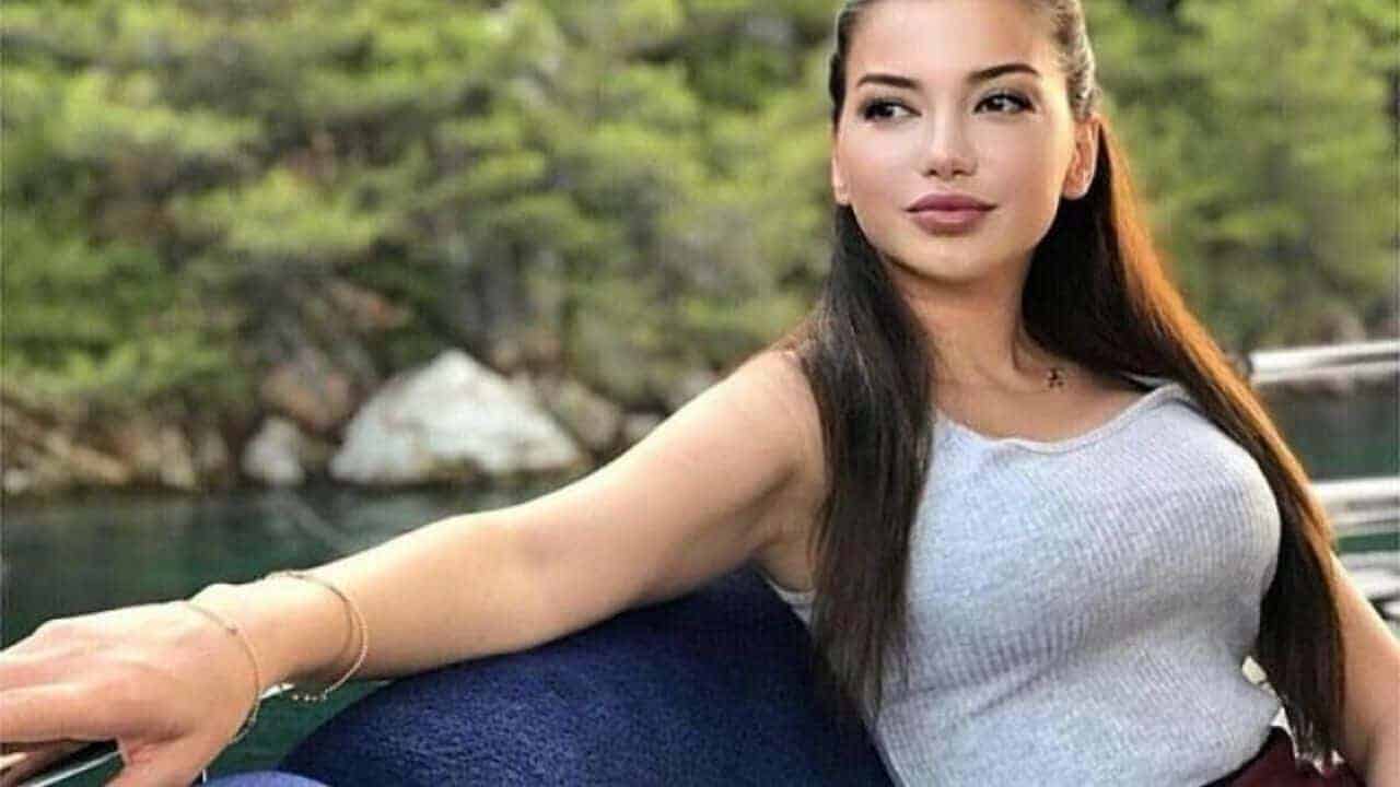 Zevk Alamayan Kadınlara Esra Ezmeci’den Cesur Destek: Sessiz Kalmayın, Hislerinizi Paylaşın!