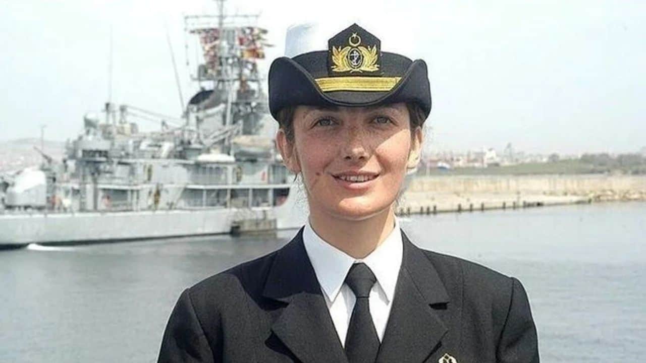 Gökçen Fırat: Türk Deniz Kuvvetleri’nde Tarihi Amiralliğe Yükselen İlk Kadın
