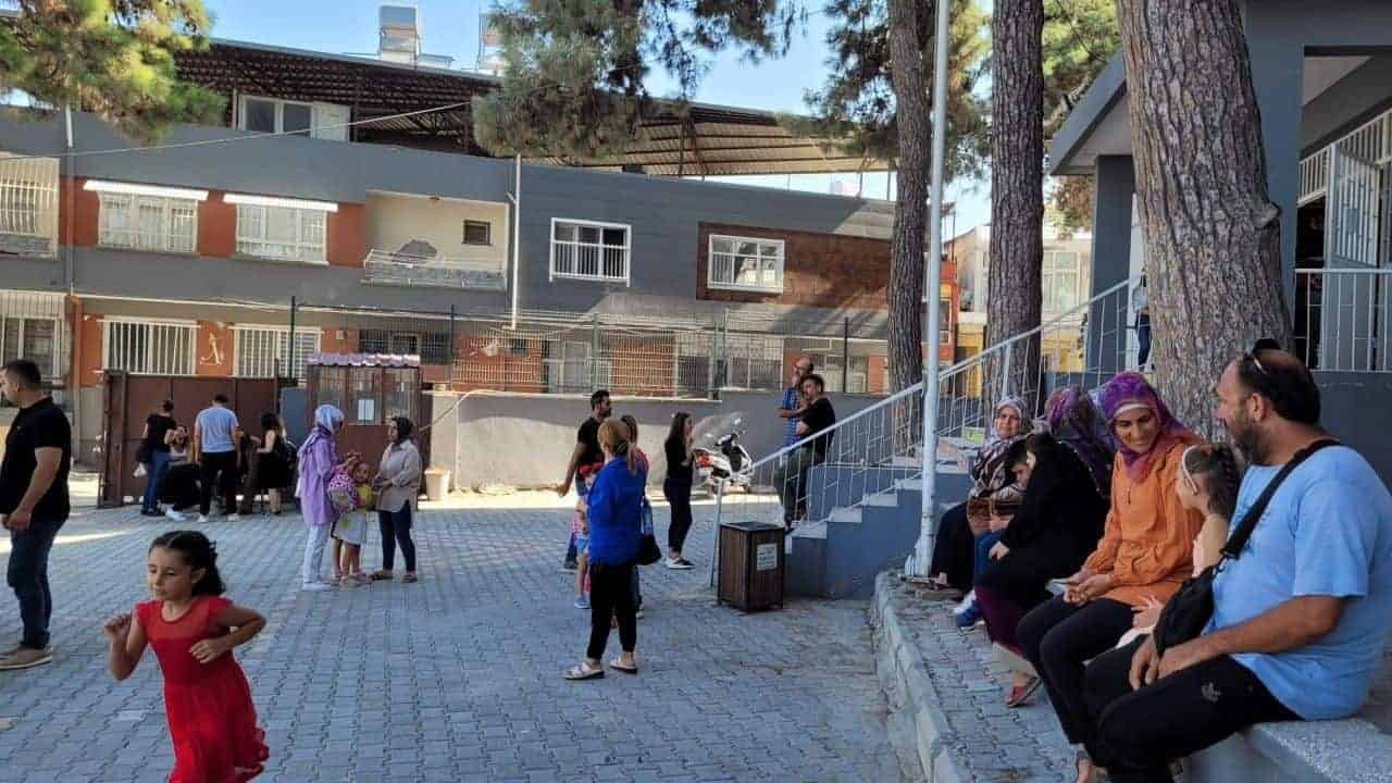 Hatay’da Okul Açılışları Velileri Endişelendiriyor
