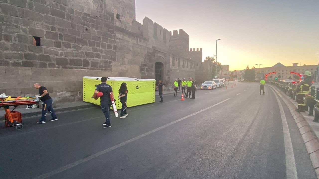 intihar-icin-kale-surlarina-cikan-sahsi-polis-ikna-etti.jpg