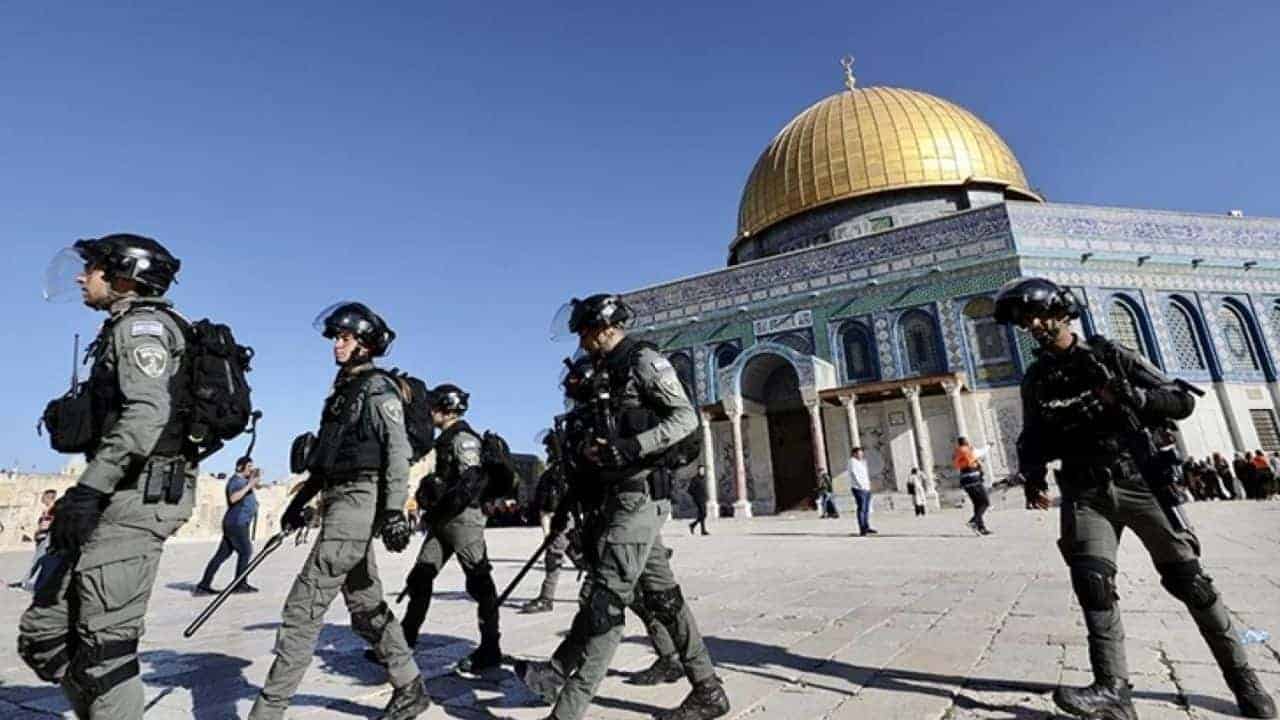 israil-polisi-mescid-i-aksaya-girisi-sinirliyor-filistinlilerin-cuma-namazi-engeli-1.jpg