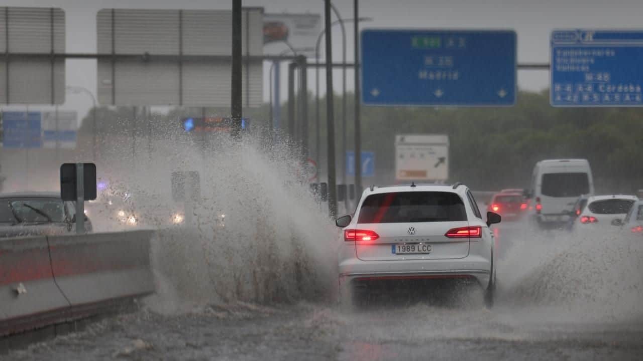 İstanbul’da Şiddetli Yağışlar Trafiği Felç Etti