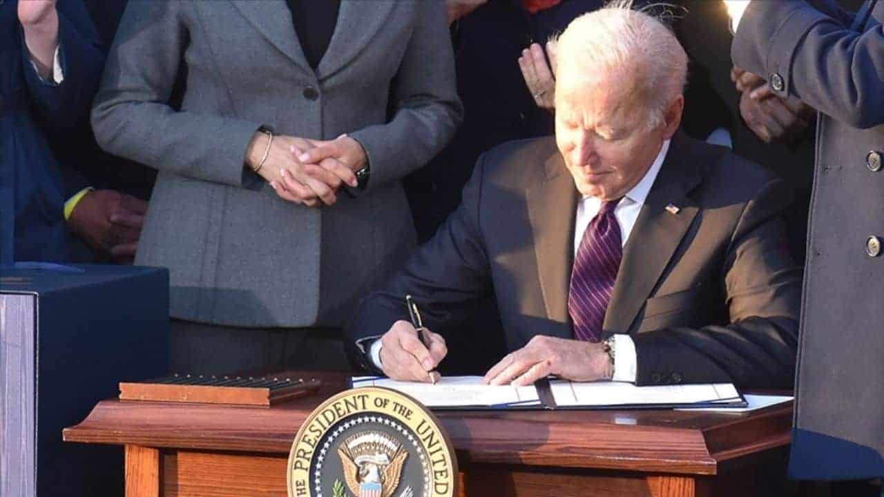 Joe Biden, Federal Hükümetin Kapanmasını Önledi: Geçici Bütçe Tasarısına İmza