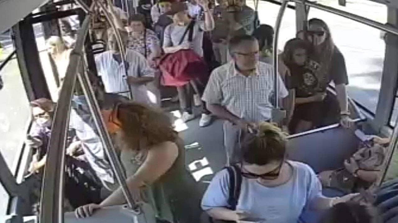 Kadın şoförün üzerine bıçakla yürüyen adamın yolculara yaşattığı korku dolu anlar kameraya yansıdı