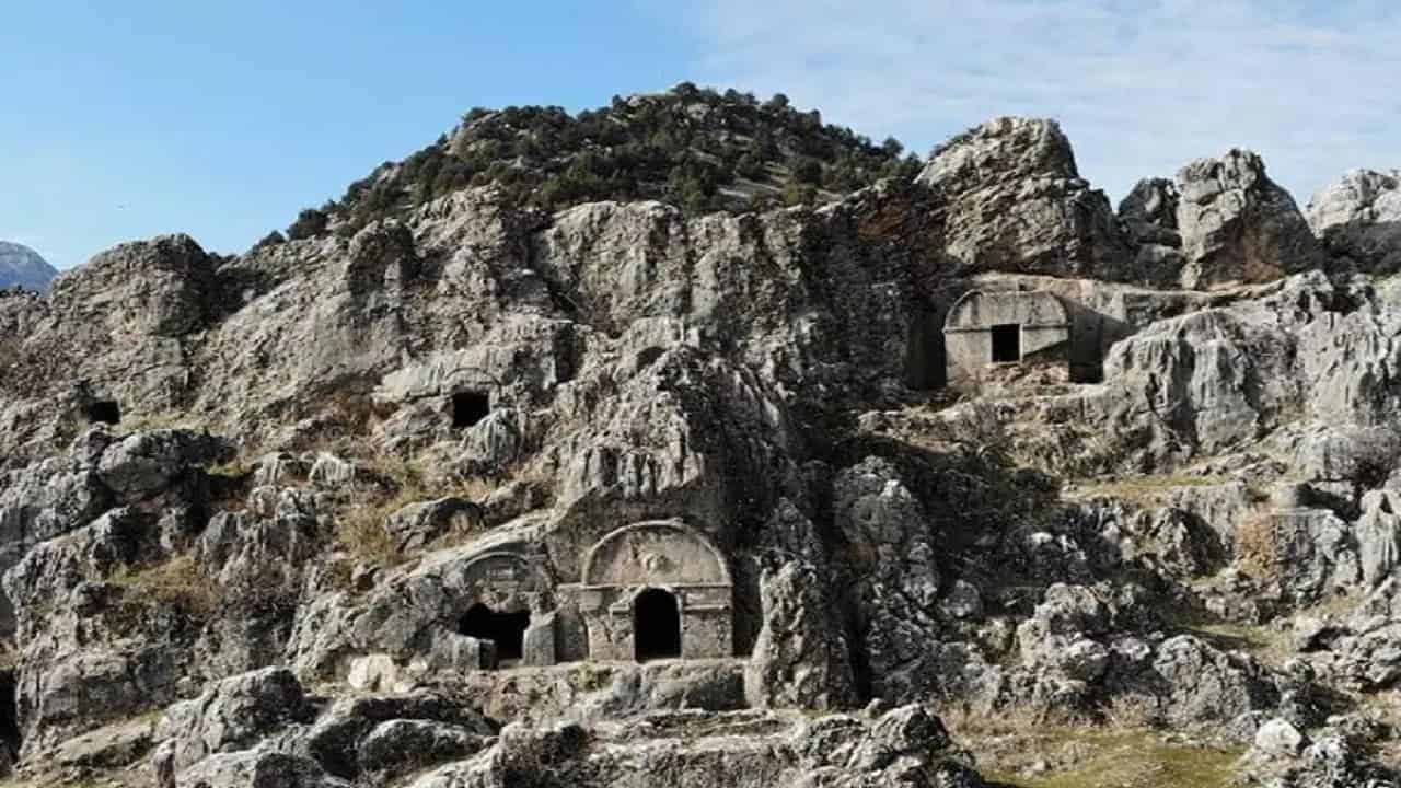 kahramanmarasta-roma-donemine-ait-kaya-mezarlari-ve-magaralar-ilgi-cekiyor.jpg