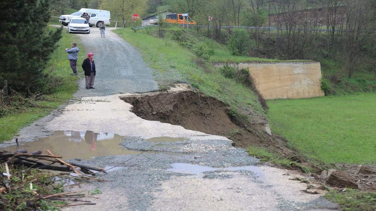 Yol çöktü, tarım arazileri sular altında kaldı