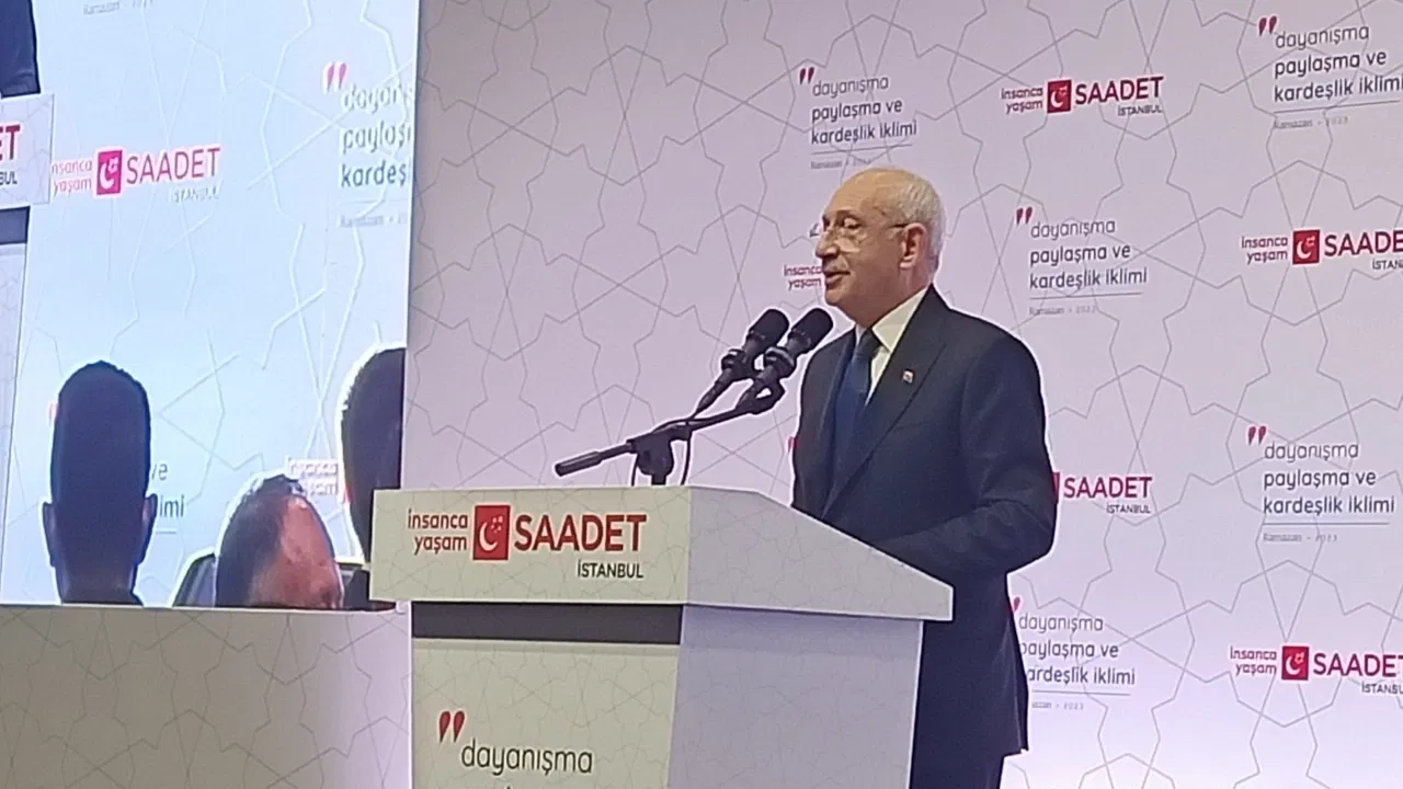 Salon kalabalıktı, yerdeki seccadeyi görmedim