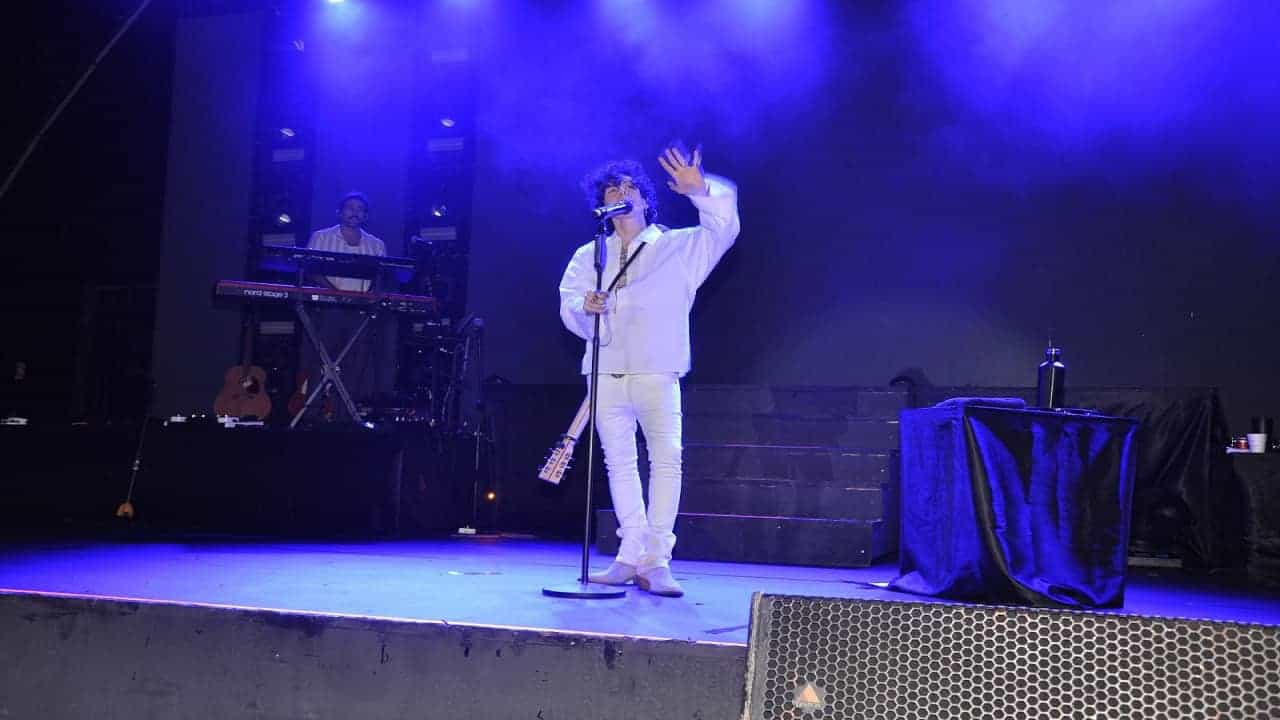 Ünlü Amerikalı sanatçı LP, enerjik performansıyla Antalya sahnesinde unutulmaz bir gece yaşattı.