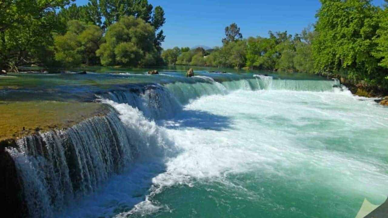 Manavgat Şelalesi: Türkiye’nin Doğal Güzelliklerinden Bir Destinasyon