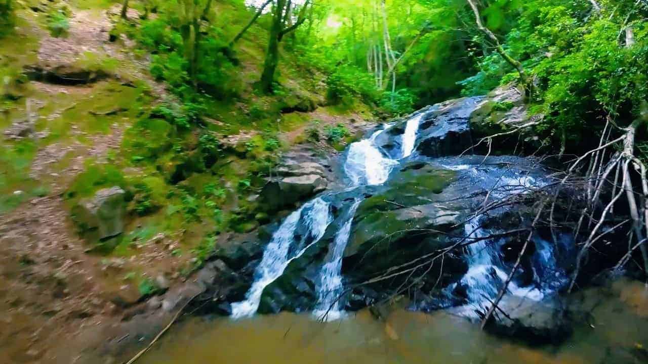 Samanlı Dağları arasında bulunan Nüzhetiye Şelalesi doğa harikası