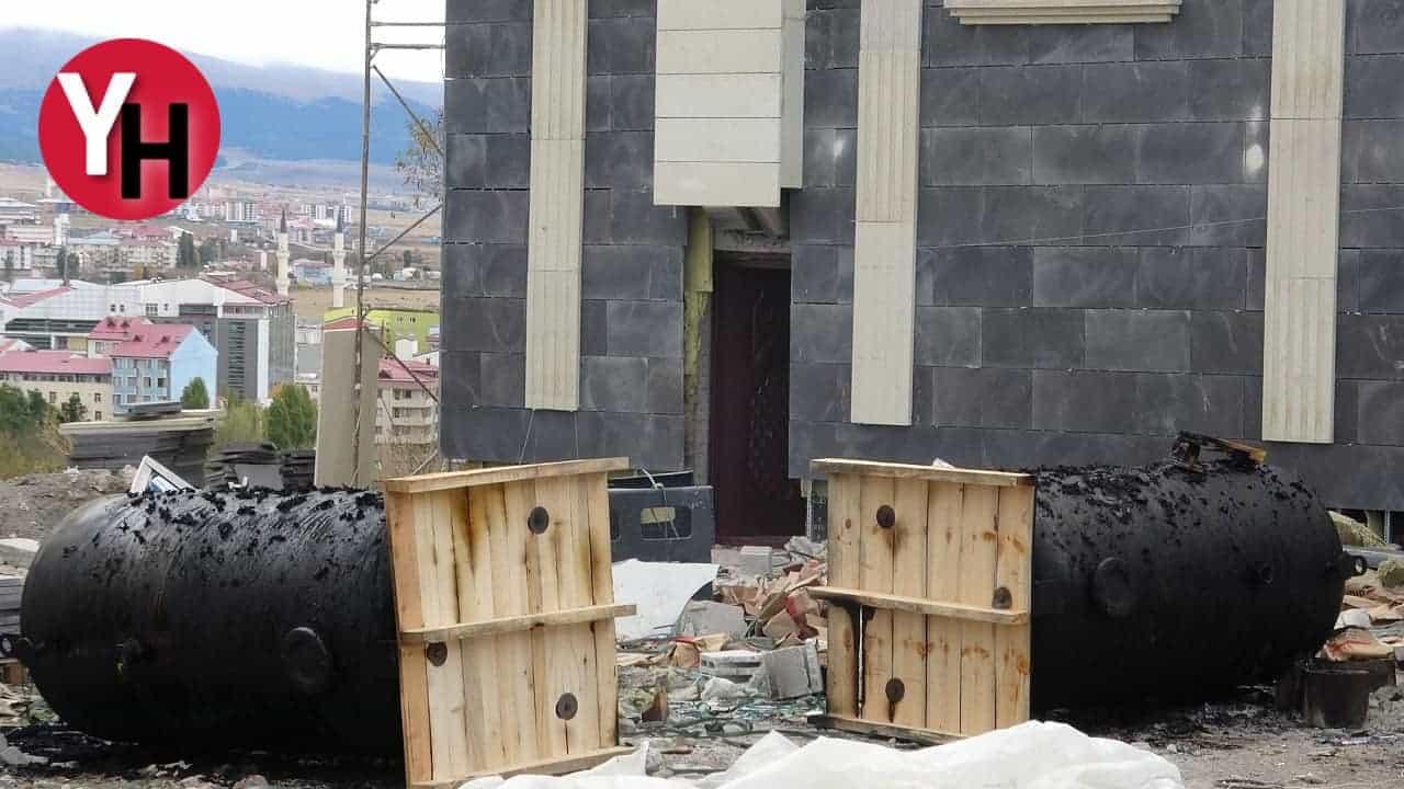 Otel İnşaatında Su Tankları Ateşe Verildi