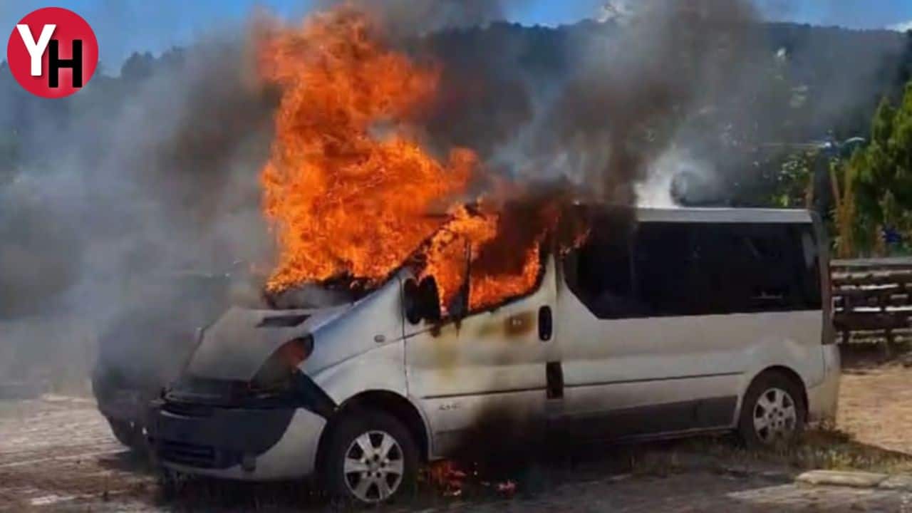 Pendik’te Minibüs ve Otomobil Alevlere Teslim Oldu