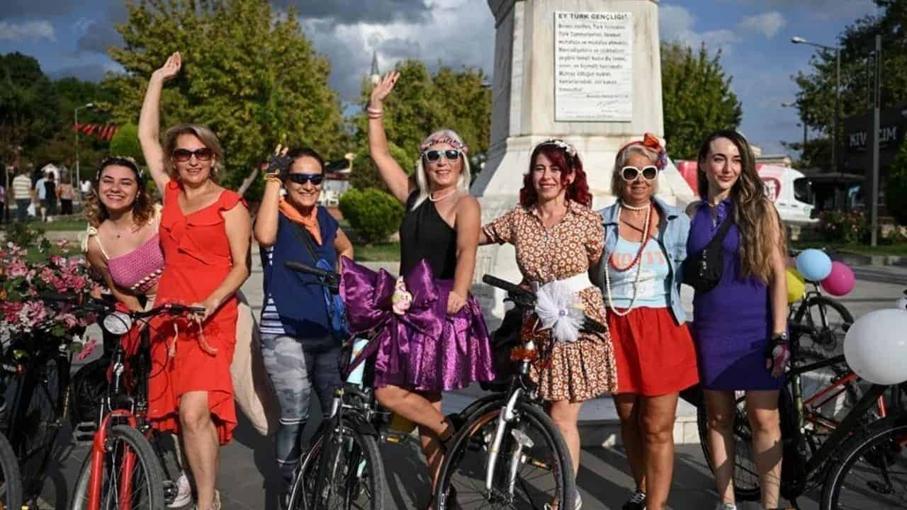 renkli-pedallar-suslu-kadinlar-bisikletle-farkindalik-yaratiyor-2.jpg