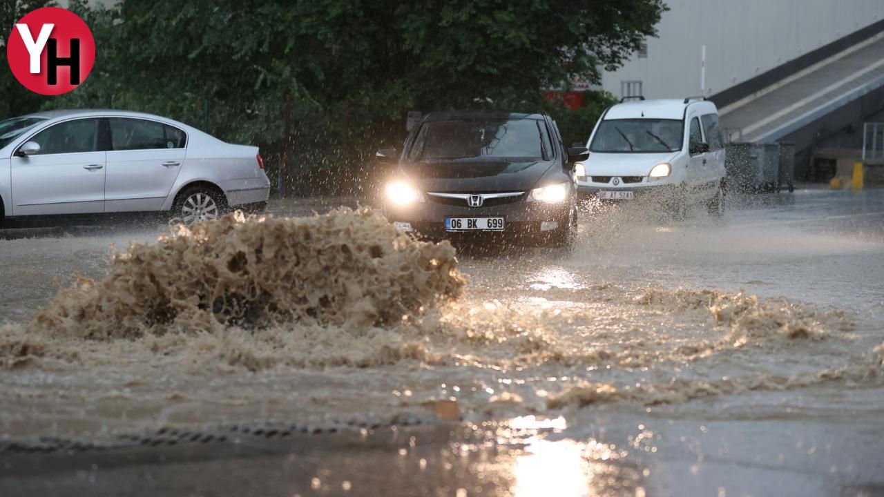 Şiddetli Yağışlar Ankara’yı Vurdu: Araçlar Suya Gömüldü