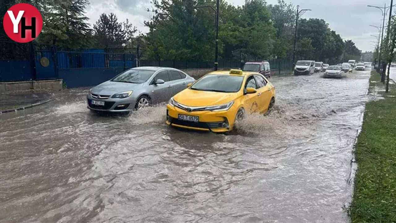 Sivas ve Iğdır’da Kuvvetli Yağış: Cadde ve Sokaklar Göle Döndü