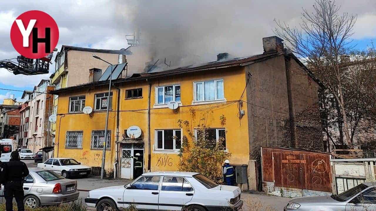 Sivas’ta Binanın Çatısında Çıkan Yangın Paniğe Neden Oldu