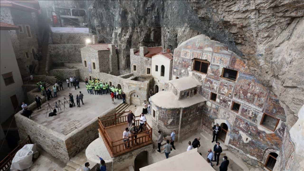 Karadeniz’in İhtişamı: Sümela Manastırı’nın Tarihi ve Doğal Güzellikler