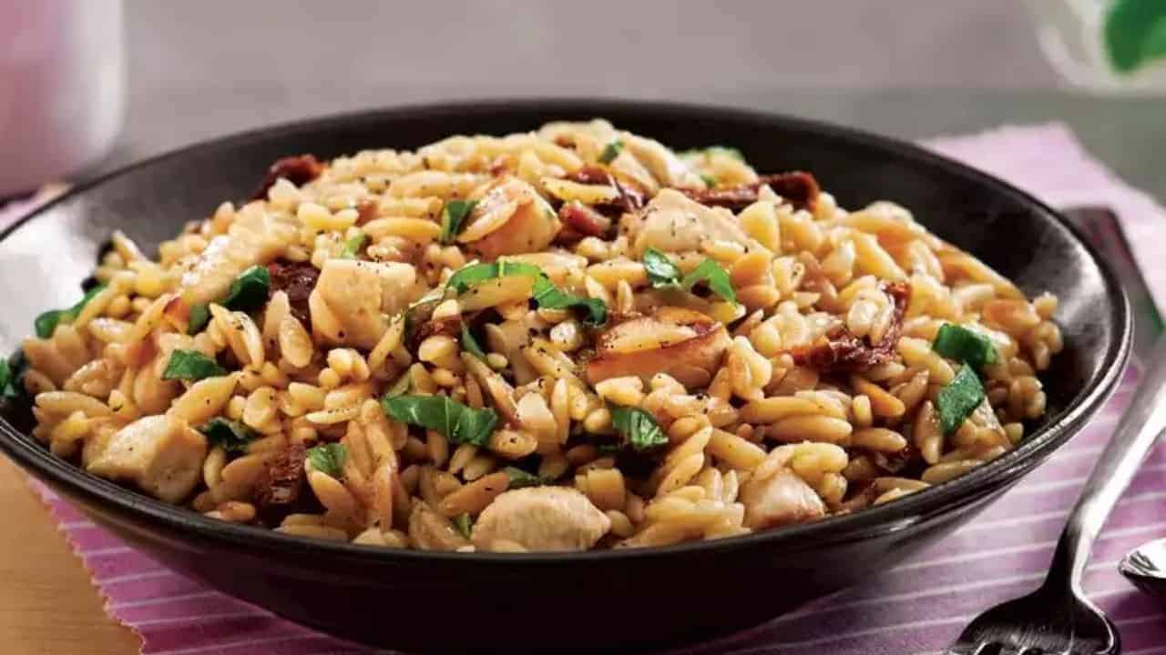 Tavuklu Arpa Şehriye Pilavı: Lezzet Şöleni