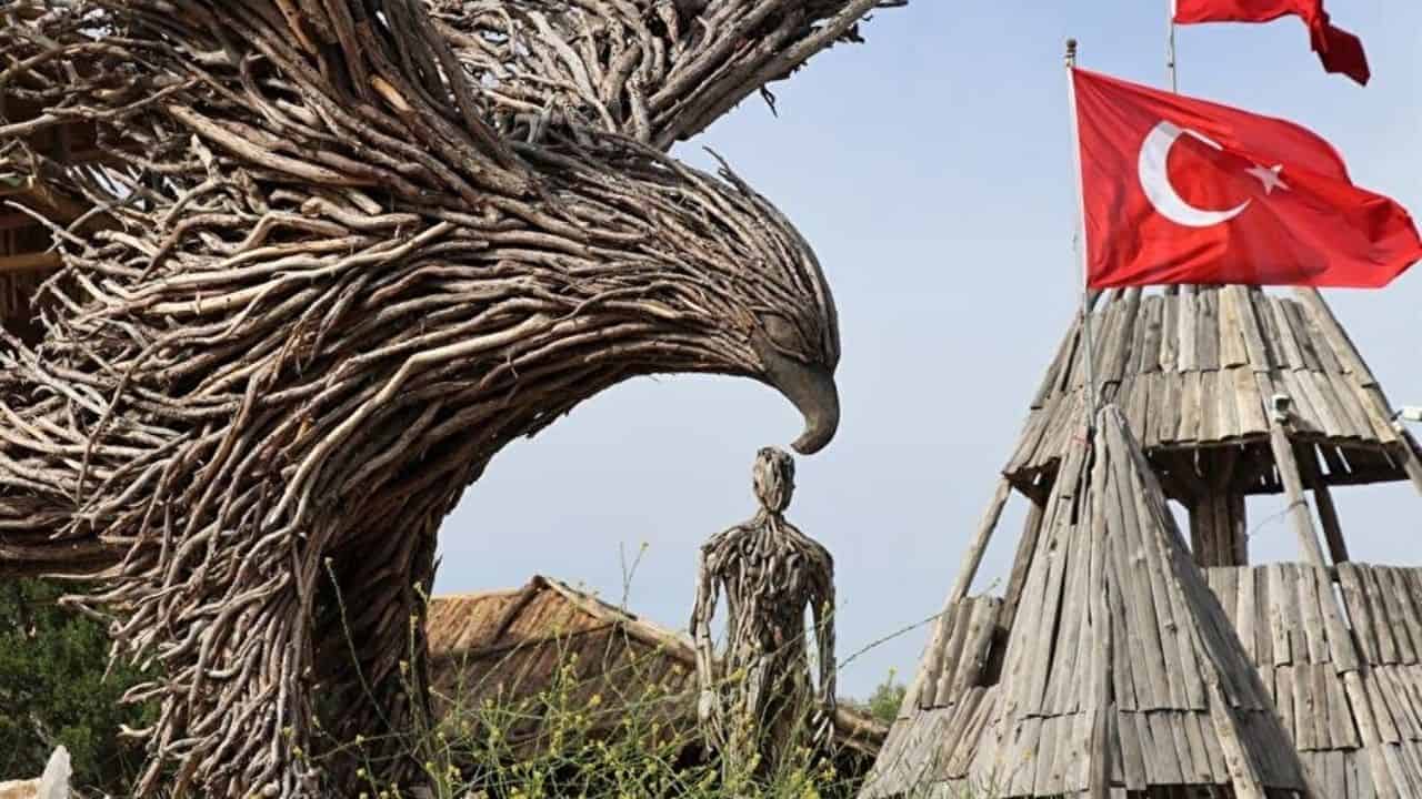 Topladığı Dallarla Sanat Eserleri Oluşturan Heykeltıraş