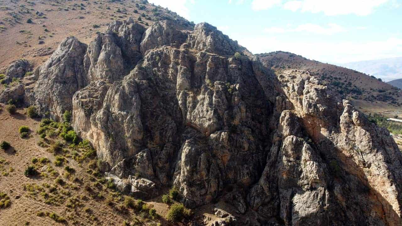 Erzincan’da devasa kayalık üzerindeki kalenin tarihi Tunç Çağı’na dayanıyor