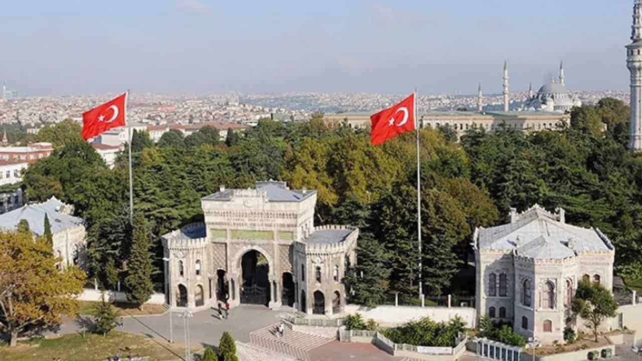 Üniversite İlanındaki Doktorsuz Öğretim Üyeliği Şaşkınlığı: Liyakat ve Uzmanlık Tartışması