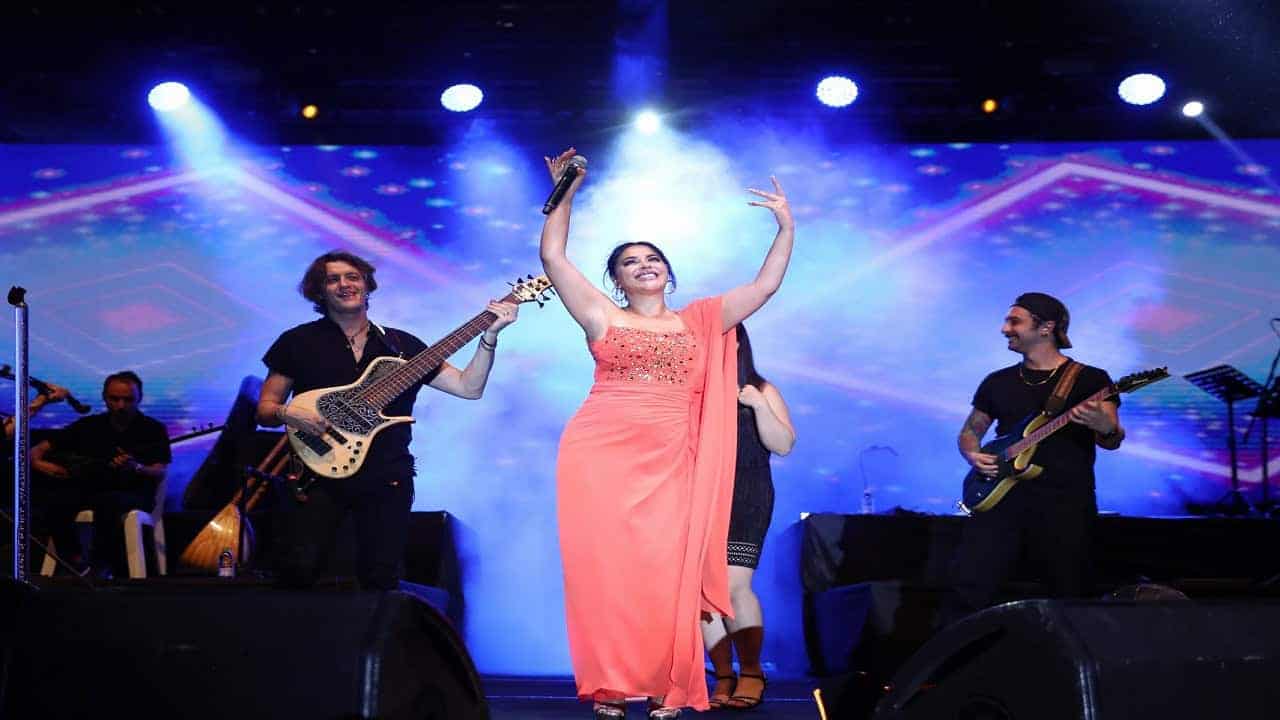 Yağmur Altında Zara ve Uğur Aslan İkilisinin Müzik Ziyafeti