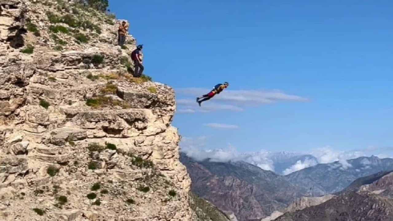 Sular altına kalan köye paraşütle atladılar