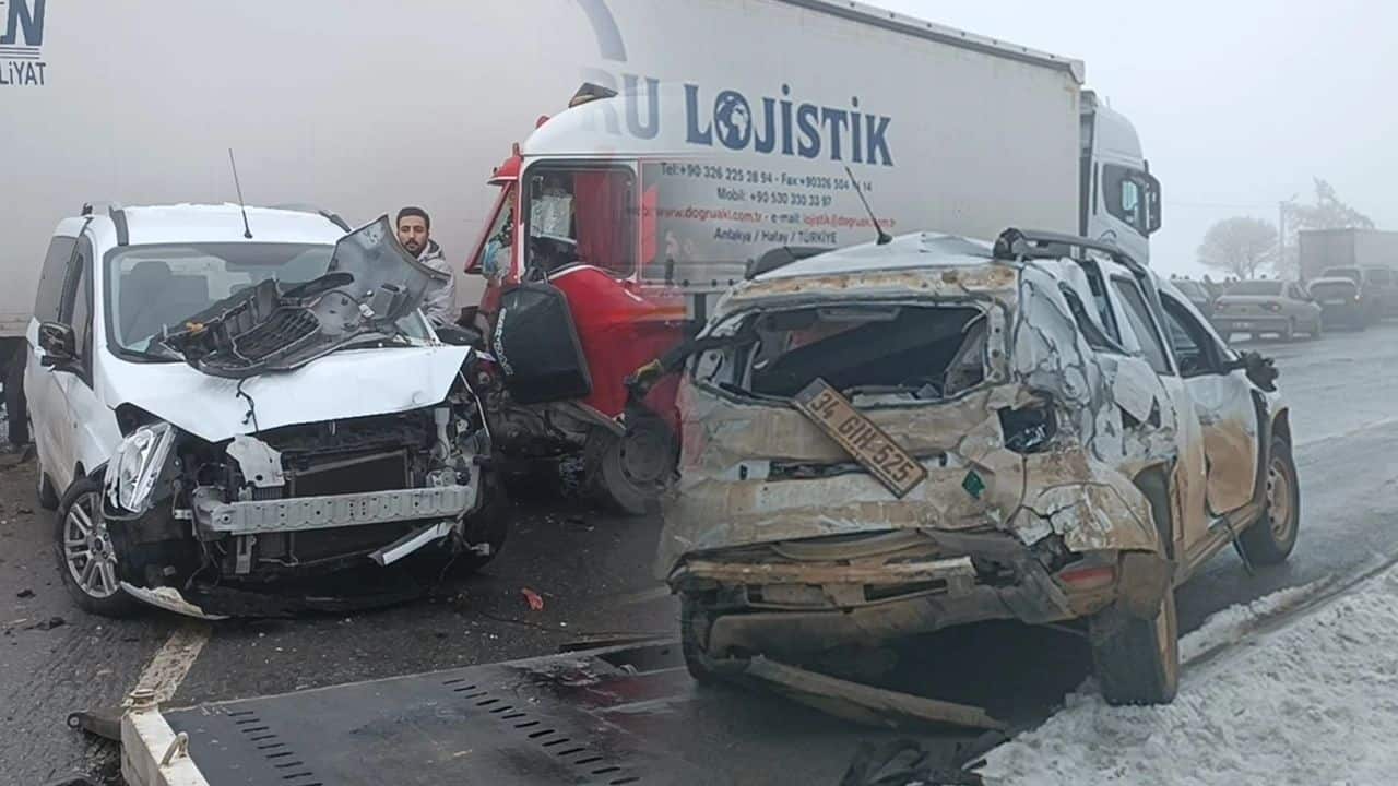 Bitlis’te 23 Araçlı Zincirleme Kaza: 31 Yaralı, Yol Kapatıldı