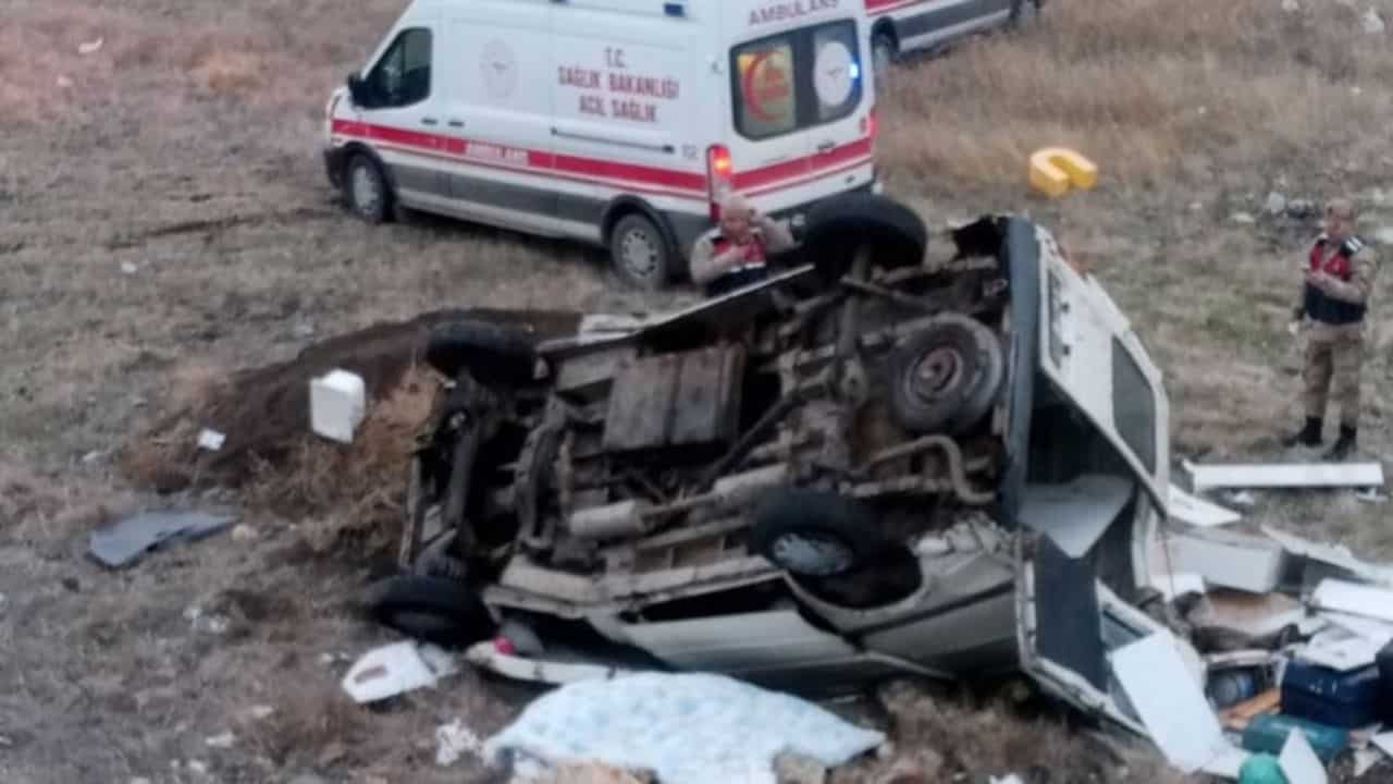 Gaziantep’te meydana gelen trafik kazasında bir minibüs şarampole devrildi. Olayda 1 kişi hayatını kaybederken, 3 kişi yaralandı.